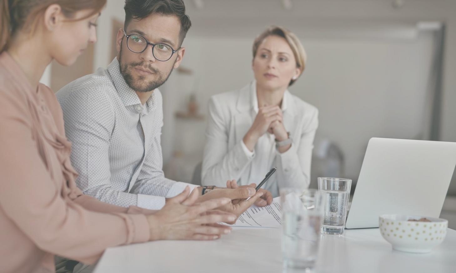 Persona trabajando en planificación financiera básica